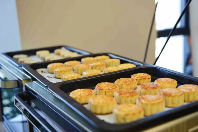 中秋團圓會，緣分讓我們相聚，努力讓我們同行