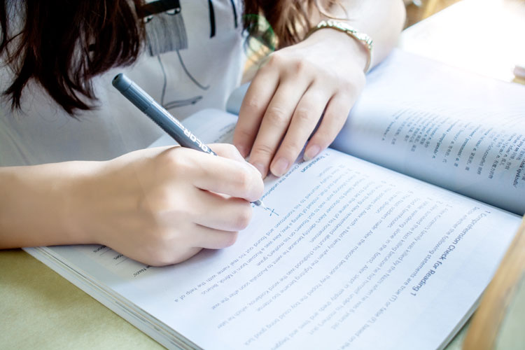 對(duì)外經(jīng)濟(jì)貿(mào)易大學(xué)專(zhuān)升本成考和遠(yuǎn)程教育哪個(gè)好